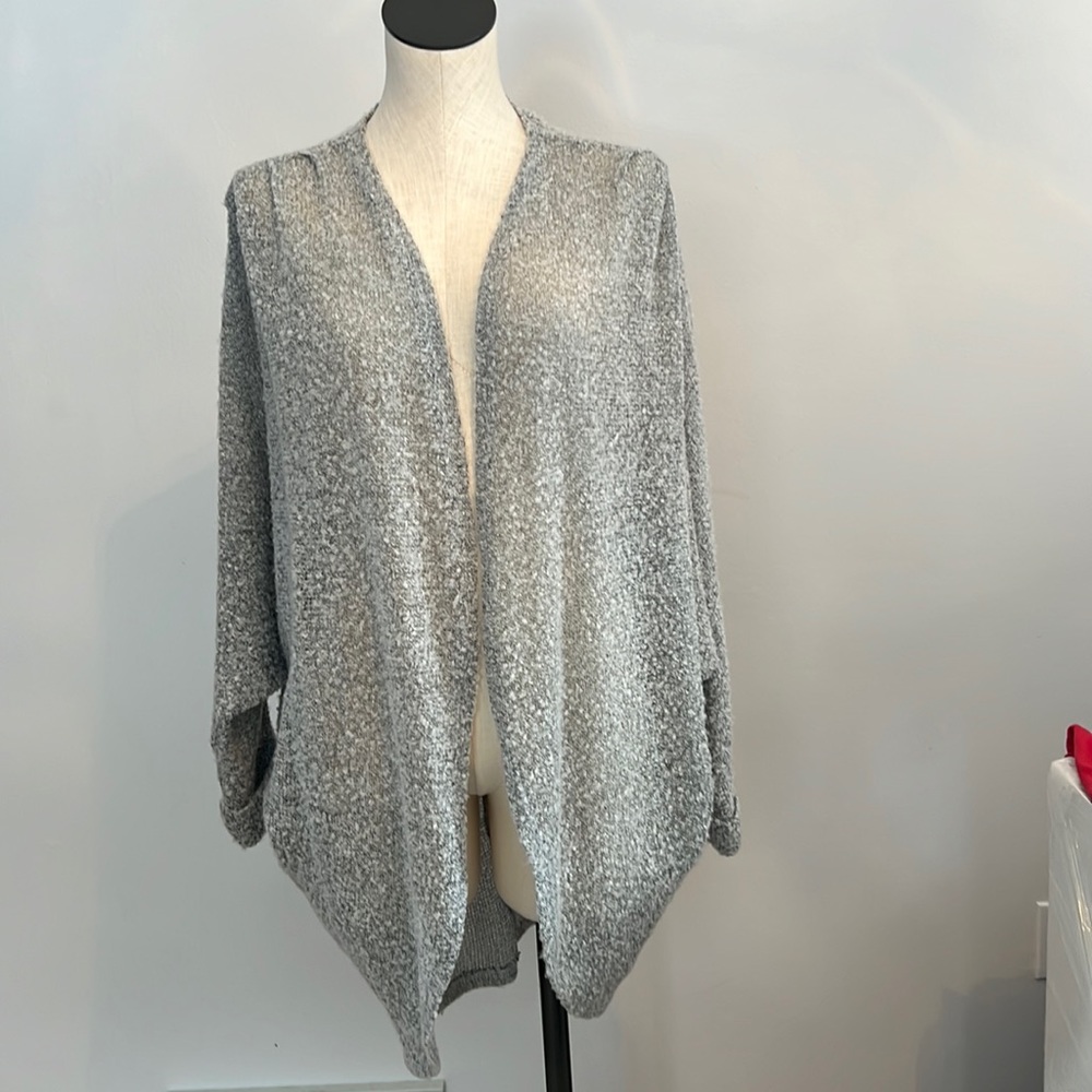 Cardigan lightweight. Rounded hemline.